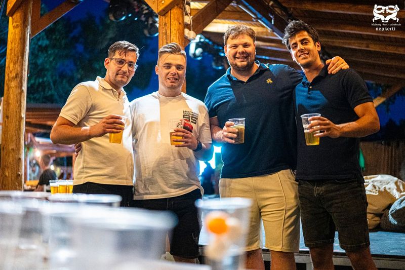 Barátok a beer pong asztalnál