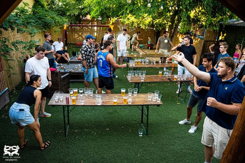 Beer pong verseny a kertben