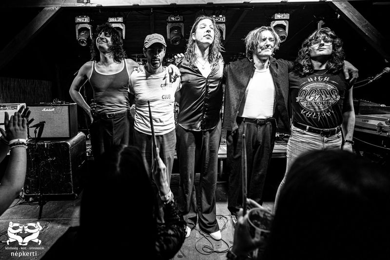 A zenekar meghajol a koncert végén