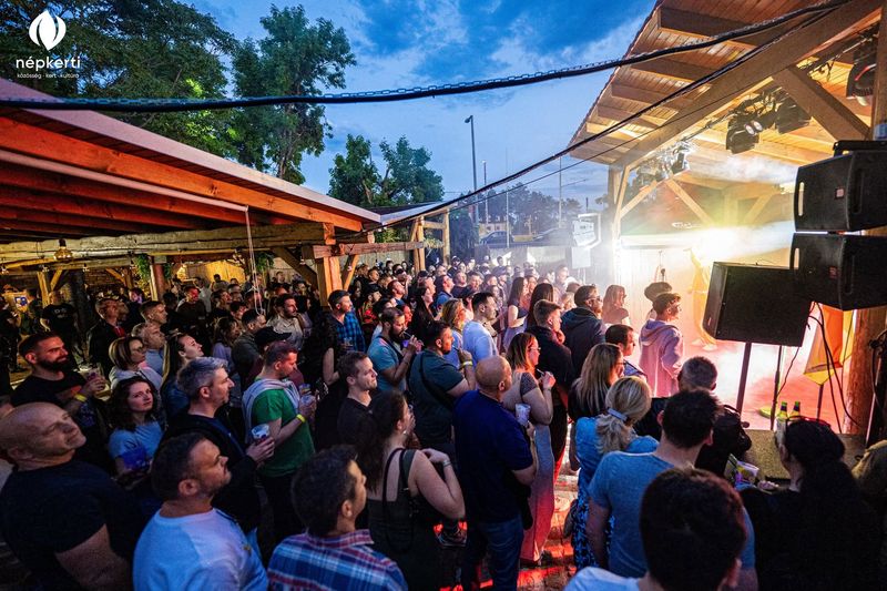Koncert naplementekor, teli kerttel