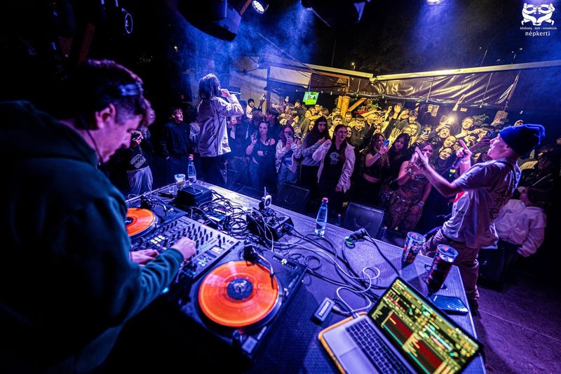 DJ és rapperek a színpadon, telt házzal