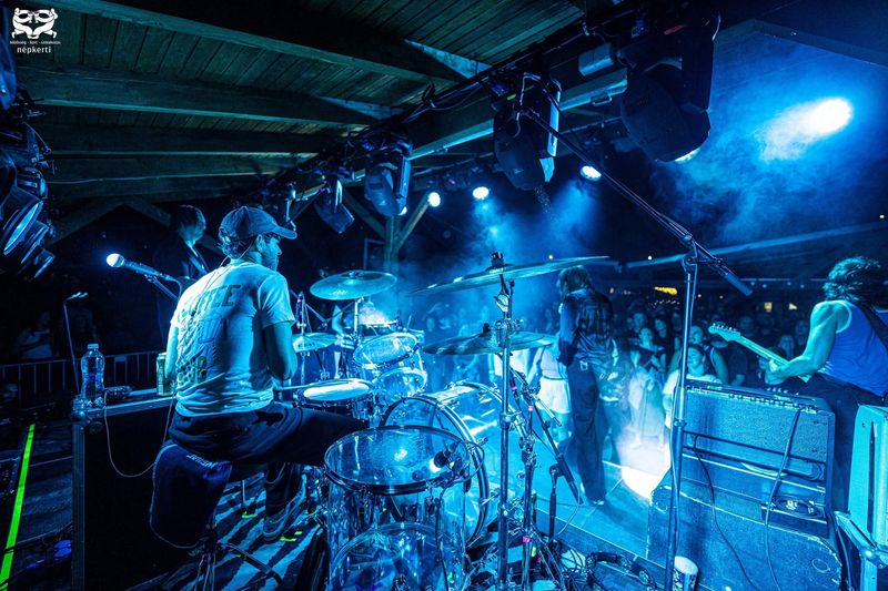 Koncert a dobos mögül, kék fényben