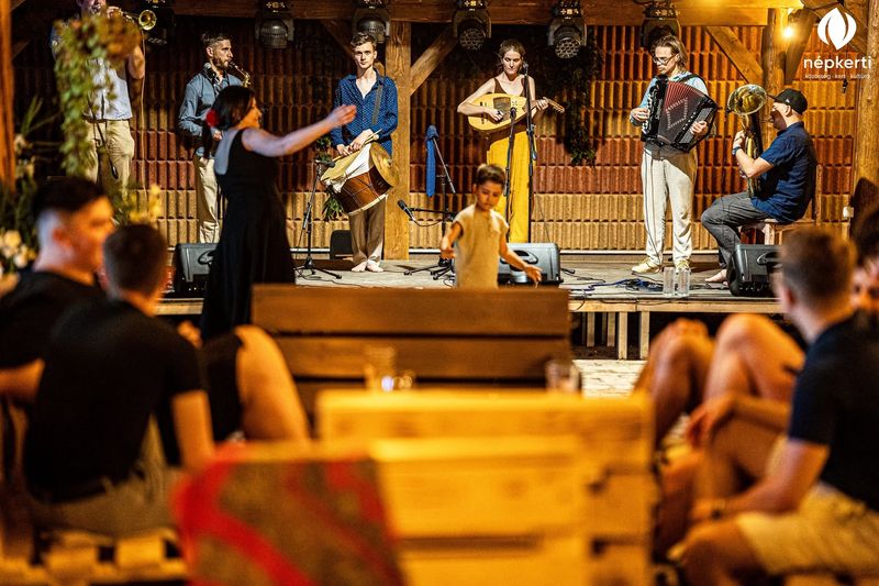 Népzenei koncert a kertben