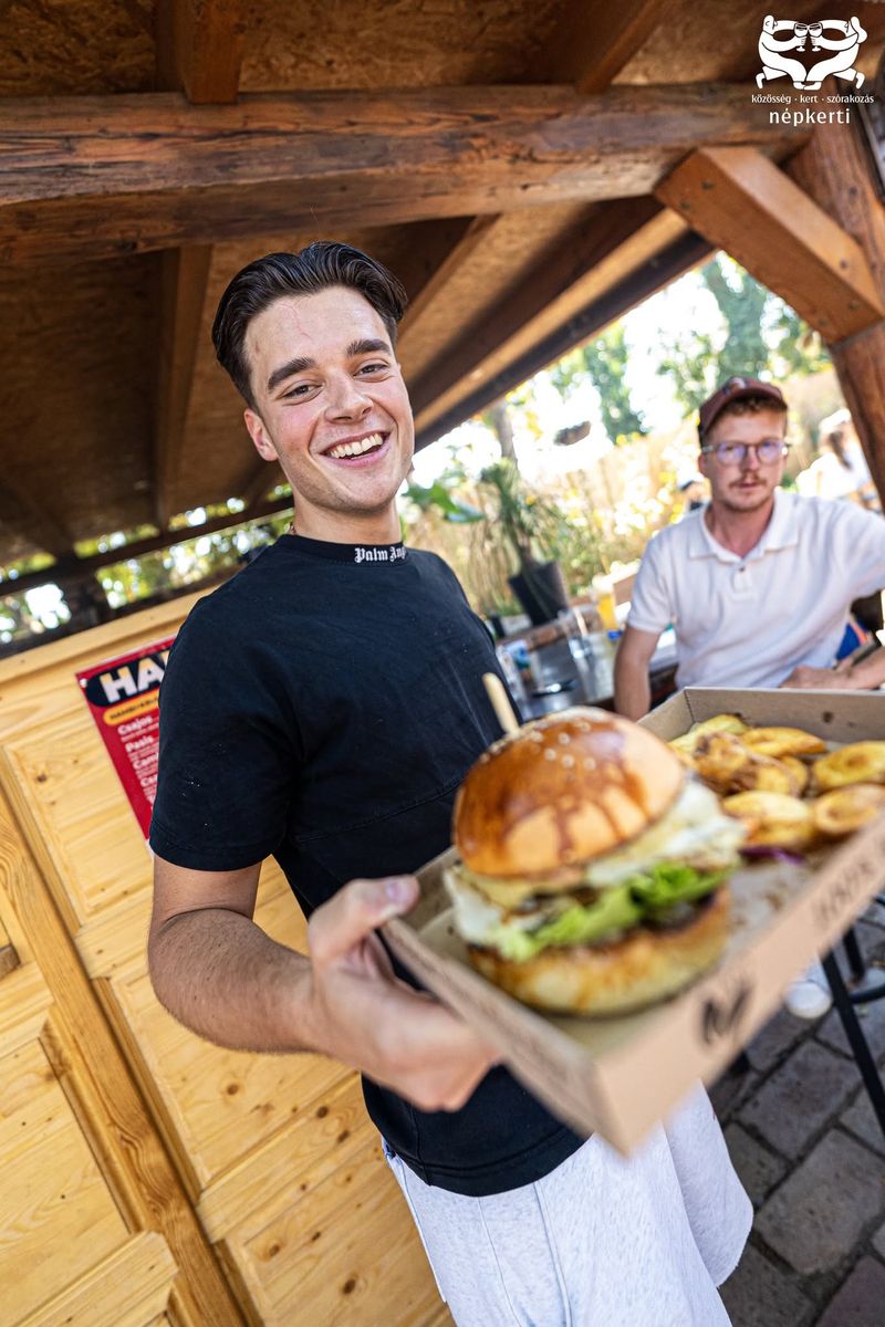 Burger és sült krumpli a kertben