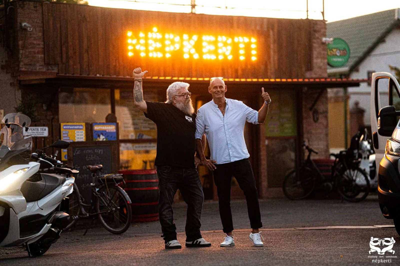 A Népkerti bejárata a világító felirattal